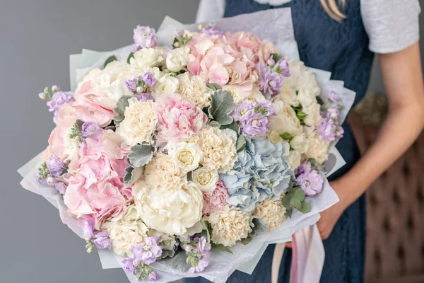 Large Beautiful bouquet of mixed flowers in woman hand. Floral shop concept . Beautiful fresh cut bouquet. Flowers delivery — Stock Photo, Image