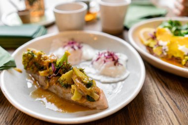 Brokoli champignons sos ve sebze ile ızgara somon veya alabalık fileto. Kapalı yakın çekim. Pencerenin yanındaki restoran masası