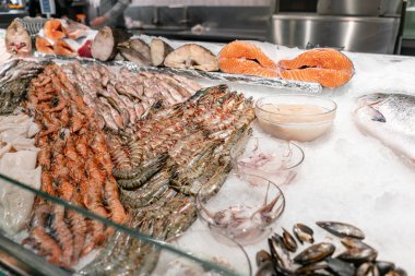 Taze balık, mürekkep balığı ve karides fransa balık pazarında satılık. Tezgahta buz üzerinde deniz ürünleri . sağlıklı gıda