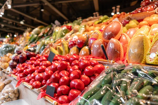 Pilihan besar pasar buah dan sayuran segar. Berbagai buah dan sayuran segar berwarna-warni. Sayuran segar dan organik di pasar petani — Stok Foto