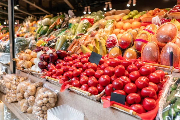 Pilihan besar pasar buah dan sayuran segar. Berbagai buah dan sayuran segar berwarna-warni. Sayuran segar dan organik di pasar petani — Stok Foto