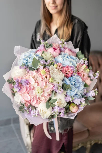 Grande Bellissimo bouquet di fiori misti in mano donna. Concetto negozio floreale. Bellissimo bouquet di taglio fresco. Consegna fiori — Foto Stock