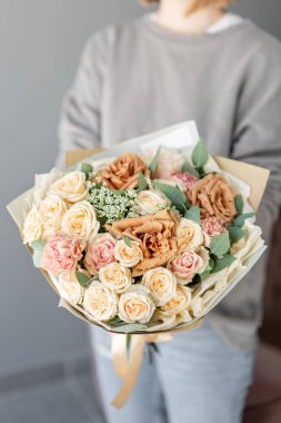 Kadın elinde karışık çiçek Küçük Güzel buket. Çiçek dükkanı konsepti . Güzel taze kesme buketi. Çiçek teslimatı