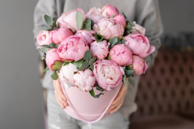 Kadın elinde pembe şakayık. Katalog veya online mağaza için güzel şakayık çiçek. Çiçek dükkanı konsepti . Güzel taze kesme buketi. Çiçek teslimatı