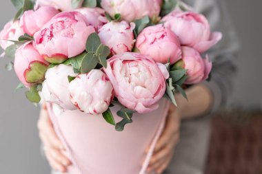 Kadın elinde pembe şakayık. Katalog veya online mağaza için güzel şakayık çiçek. Çiçek dükkanı konsepti . Güzel taze kesme buketi. Çiçek teslimatı