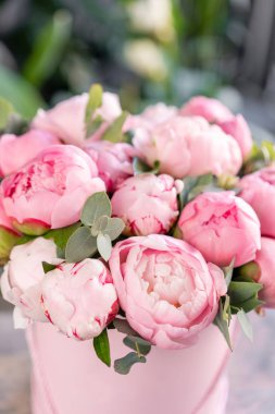 Eski gri masadaki pembe şakayıklar. Katalog veya online mağaza için güzel şakayık çiçek. Çiçek dükkanı konsepti . Güzel taze kesme buketi. Çiçek teslimatı
