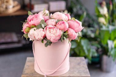 Eski gri masadaki pembe şakayıklar. Katalog veya online mağaza için güzel şakayık çiçek. Çiçek dükkanı konsepti . Güzel taze kesme buketi. Çiçek teslimatı