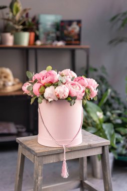 Eski gri masadaki pembe şakayıklar. Katalog veya online mağaza için güzel şakayık çiçek. Çiçek dükkanı konsepti . Güzel taze kesme buketi. Çiçek teslimatı