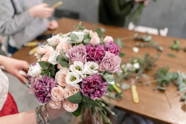 Educación en la escuela de floristería. Clase magistral en hacer ramos. Ramo de verano. Aprendiendo arreglos florales, haciendo hermosos ramos con sus propias manos. Entrega de flores — Foto de Stock