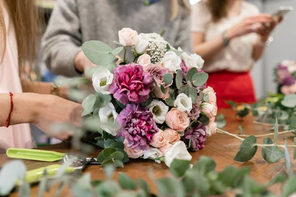 Educación en la escuela de floristería. Clase magistral en hacer ramos. Ramo de verano. Aprendiendo arreglos florales, haciendo hermosos ramos con sus propias manos. Entrega de flores — Foto de Stock