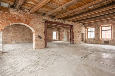 Rusya, Nizhny Novgorod - 20 Mart 2019: Office. Eski evde Loft stüdyo İç. Büyük pencereler, tuğla kırmızı duvar. Ev veya daire inşaat, tadilat, yenileme, restorasyon aşamasındadır.