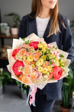 Kadın elinde karışık çiçek güzel buket. Çiçek dükkanı konsepti . Güzel taze kesme buketi. Çiçek teslimatı