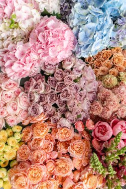 Çiçekli halı ya da duvar kağıdı. Çiçeklerin karışımı. Katalog ya da internet mağazası için güzel bir çiçek. Çiçek dükkanı ve teslimat konsepti. Üst Manzara. Boşluğu kopyala