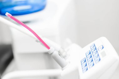 Dişçi kliniğindeki stomatolojik alet. Klinikte dişçilik. Ameliyat, diş protezi. Tıp, sağlık, stomatoloji konsepti. Diş hekiminin teftiş yaptığı ve sonuca vardığı ofis..