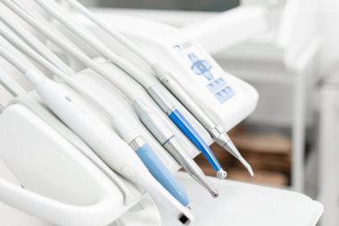 Dişçi kliniğindeki stomatolojik alet. Klinikte dişçilik. Ameliyat, diş protezi. Tıp, sağlık, stomatoloji konsepti. Diş hekiminin teftiş yaptığı ve sonuca vardığı ofis..