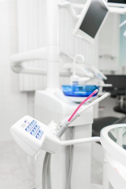 Dişçi kliniğindeki stomatolojik alet. Klinikte dişçilik. Ameliyat, diş protezi. Tıp, sağlık, stomatoloji konsepti. Diş hekiminin teftiş yaptığı ve sonuca vardığı ofis..