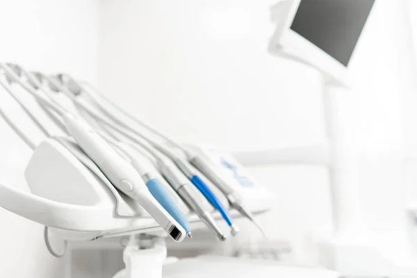 Instrumento estomatológico en la clínica odontológica. Trabajo dental en la clínica. Operación, reemplazo dental. Medicina, salud, concepto estomatológico. Oficina donde el dentista realiza la inspección y concluye. — Foto de Stock