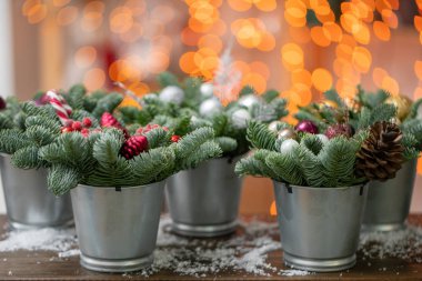 Güzel Festival seti. Rustik ahşap kutuda taze Ladin, Pembe süsler küçük düzenlemeler. Noel havasında. Arka planda Garland bokeh. Arka planda Garland ışıklar bokeh.