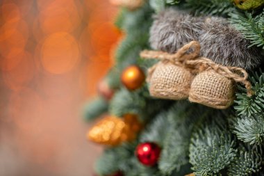Küçük güzel Noel ağacı elle yapılmış. Boşluk Kopyala. Taze Ladin, altın ve kırmızı topları düzenlenmesi. Noel ruh hali. Arka planda Garland ışıklar bokeh.