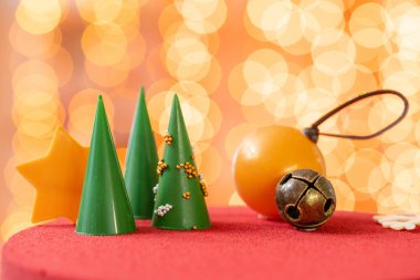 Kırmızı kadife ile kaplı mini Mousse pasta tatlı. Garland arka planda bokeh lambaları. Modern Avrupa pastası. Fransız mutfağı. Noel teması. Boşluk Kopyala