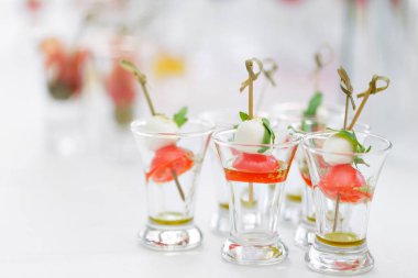 Meze, Caprese. Kiraz domates, mozzarella ve Basil şiş. . Pesto sosu. Gala yemeğinde açık büfe. Kanepeler çeşitliliği. Ziyafet Servisi.