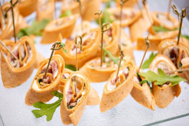 Gala yemeğinde açık büfe. Kanepeler çeşitliliği. Ziyafet Servisi. catering gıda, füme et ve sosis ile atıştırmalıklar