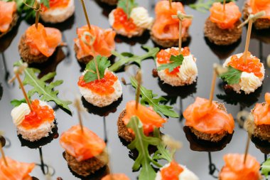 Gala yemeğinde açık büfe. Kanepeler çeşitliliği. Ziyafet Servisi. catering gıda, somon ve havyar ile atıştırmalıklar. çavdar, buğday ekmeği.