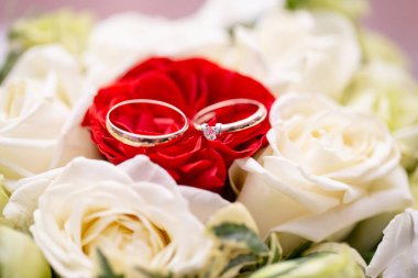 Düğün töreni. İki altın alyans gül tepsisinde döşenmesi. Gelin ve damat için aksesuarlar. Tören için hazırlık