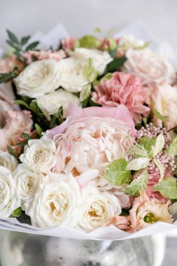 hassas, pastel renkli karışık çiçekler küçük güzel buket. Çiçekli dükkan konsepti. Güzel taze kesilmiş buket. Çiçekler teslim