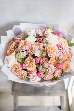 hassas, pastel renkli karışık çiçekler küçük güzel buket. Çiçekli dükkan konsepti. Güzel taze kesilmiş buket. Çiçekler teslim