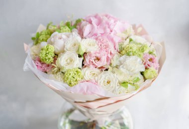 hassas, pastel renkli karışık çiçekler küçük güzel buket. Çiçekli dükkan konsepti. Güzel taze kesilmiş buket. Çiçekler teslim