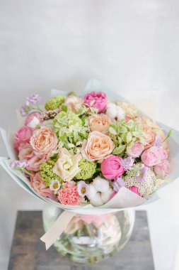 hassas, pastel renkli karışık çiçekler küçük güzel buket. Çiçekli dükkan konsepti. Güzel taze kesilmiş buket. Çiçekler teslim