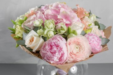 hassas, pastel renkli karışık çiçekler küçük güzel buket. Çiçekli dükkan konsepti. Güzel taze kesilmiş buket. Çiçekler teslim