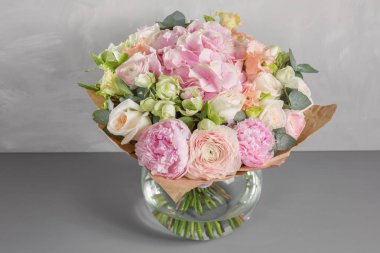 hassas, pastel renkli karışık çiçekler küçük güzel buket. Çiçekli dükkan konsepti. Güzel taze kesilmiş buket. Çiçekler teslim