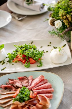 Gala Yemeği, Doğum günü veya düğün için masa servisi. Ziyafet üzerinde misafirler için farklı yemekler. restoranda masada lezzetli yemekler.