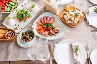 Gala Yemeği, Doğum günü veya düğün için masa servisi. Ziyafet üzerinde misafirler için farklı yemekler. restoranda masada lezzetli yemekler.