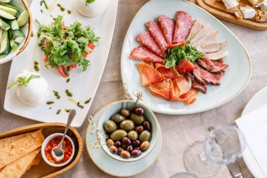 Gala Yemeği, Doğum günü veya düğün için masa servisi. Ziyafet üzerinde misafirler için farklı yemekler. restoranda masada lezzetli yemekler.