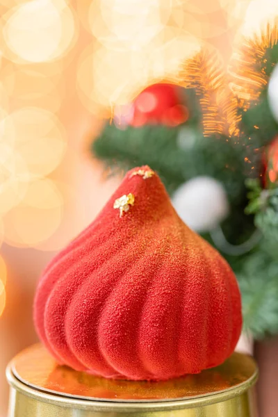 Mini-Moussegebäck Dessert mit rotem Velours bedeckt. Girlandenlampen bokeh auf dem Hintergrund. moderner europäischer Kuchen. Französische Küche. Weihnachtsthema. Kopierraum — Stockfoto