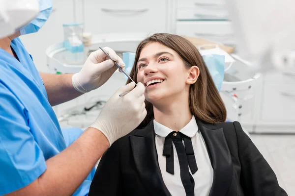Doktor zachází se zuby. Koncepce medicíny, zdraví, stomatologie. zubař ošetřující pacienta. . Mladá krásná žena na zubařské židli na zubní klinice. — Stock fotografie