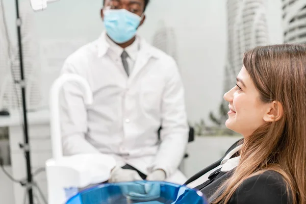 Krásná mladá dívka v křesle zubař na zubní klinice. Lékařství, zdravotnictví, stomatologie koncept. zubař léčbu pacienta. Žena s úsměvem — Stock fotografie