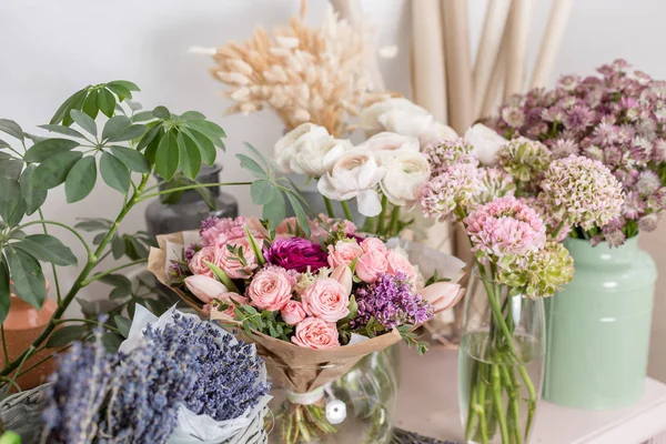 Showcase bloemenwinkel. Mooie lente boeketten. Arrangement met mix bloemen. Klein familiebedrijf. Werk bloemist. ruimte kopiëren — Stockfoto