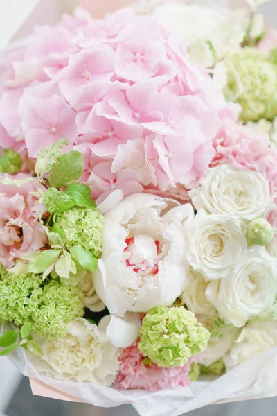 Delicate, pastel coloured Small Beautiful bouquet of mixed flowers. Floral shop concept . Beautiful fresh cut bouquet. Flowers delivery — Stock Photo, Image