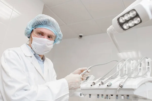 El trabajo de un médico. Joven dentista en clínica dental. Medicina, salud, concepto estomatológico. dentista tratando a un paciente . — Foto de Stock