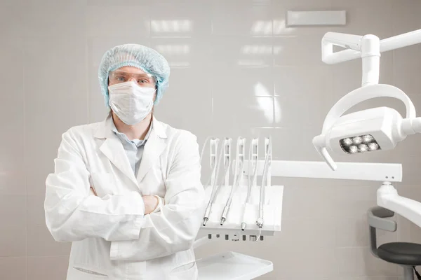 O trabalho de um médico. Um jovem dentista na clínica dentária. Medicina, saúde, conceito de estomatologia. dentista tratando um paciente . — Fotografia de Stock