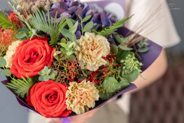 Kadın elinde karışık çiçek Küçük Güzel buket. Çiçek dükkanı konsepti . Güzel taze kesme buketi. Çiçek teslimatı