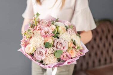 Kadın elinde karışık çiçek Küçük Güzel buket. Çiçek dükkanı konsepti . Güzel taze kesme buketi. Çiçek teslimatı