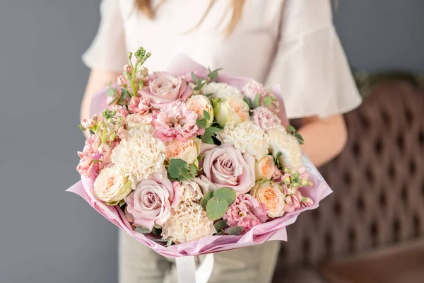 Kleiner schöner Strauß gemischter Blumen in Frauenhand. Blumenladen-Konzept. schöner frisch geschnittener Strauß. Blumen liefern — Stockfoto