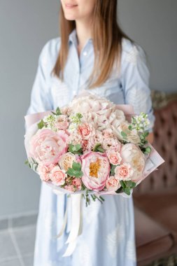 Kadın elinde karışık çiçek Iki Küçük Güzel buketleri. Çiçek dükkanı konsepti . Güzel taze kesme buketi. Çiçek teslimatı