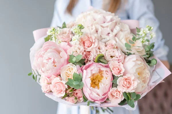 Due piccoli mazzi di fiori misti in mano donna. Concetto negozio floreale. Bellissimo bouquet di taglio fresco. Consegna fiori — Foto Stock