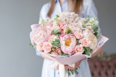 Kadın elinde karışık çiçek Iki Küçük Güzel buketleri. Çiçek dükkanı konsepti . Güzel taze kesme buketi. Çiçek teslimatı